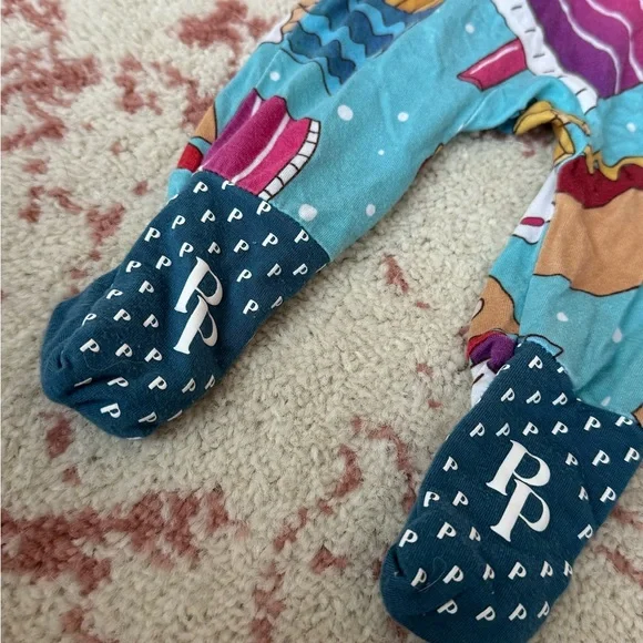 Posh peanut fast food print bamboo footies and matching bow - Picture 5 of 6